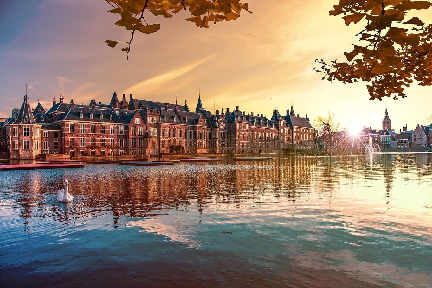 Het Binnenhof aan de Hofvijver in Den Haag bij zonsondergang